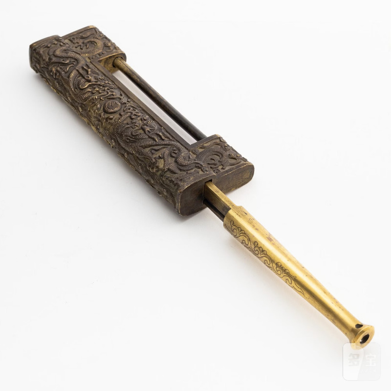 A Chinese gilt five-clawed 'dragon' lock, - 图7